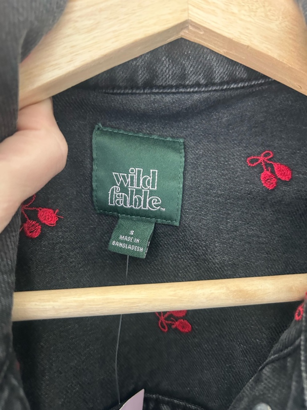⭐️ NEW wild fable Small Black Denim Oversized Trucker Vest Red Cherry Embroidery - Picture 5 of 8